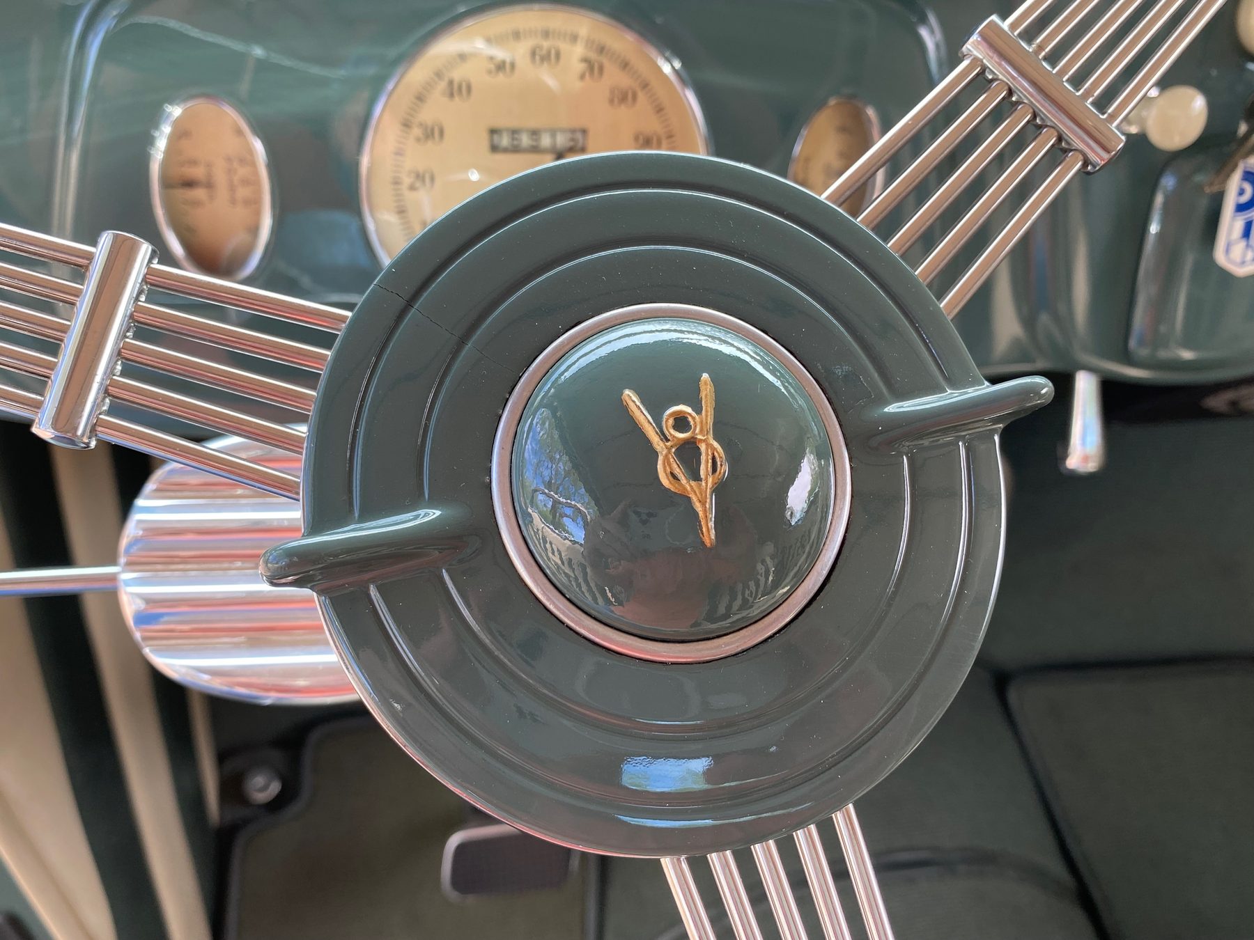 Horn button with gold V8 emblem